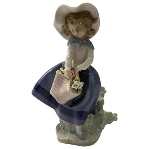 Lladro 1993 Figurine 5222 Porcelain Sculpture - Pretty Pickings Girl Figurine